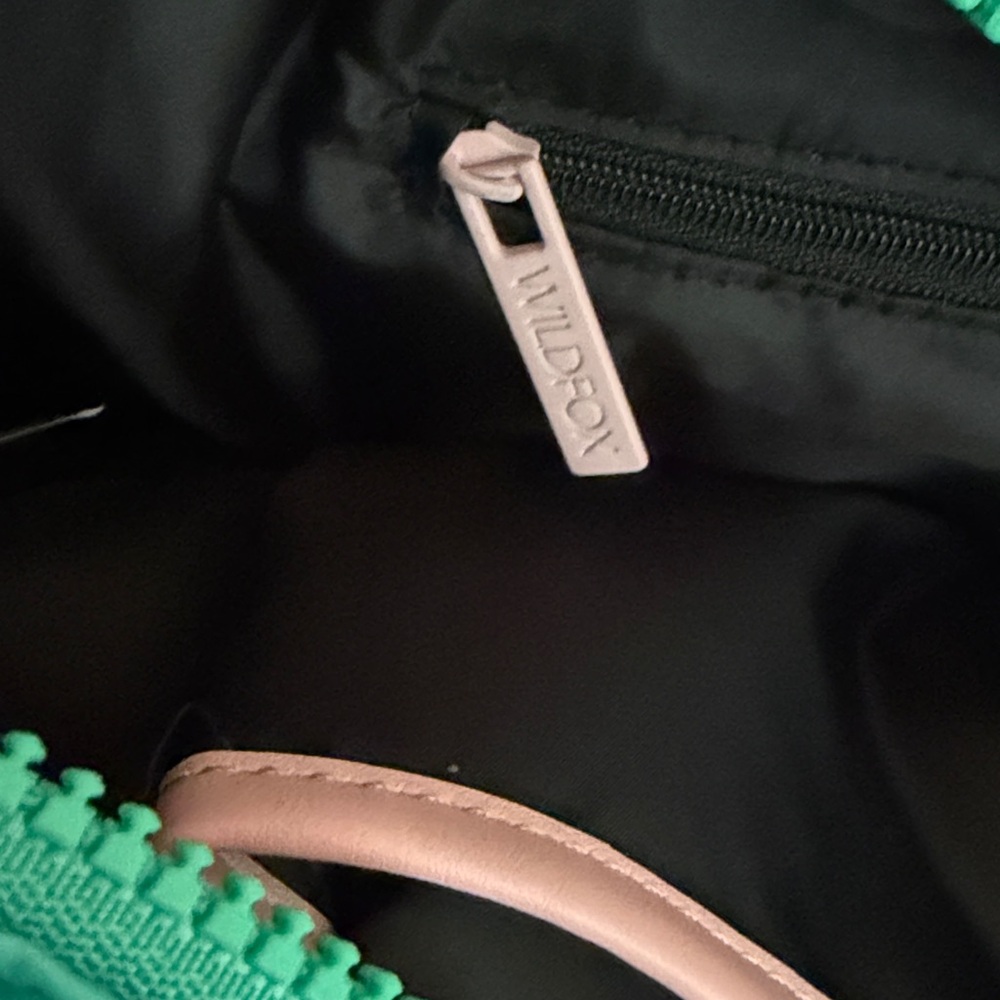 🦊👄🦊 WILDFOX LIPS QUILTED MINT GREEN PUFFY TOTE BAG 🦊👄🦊 NWT 🦊👄🦊 - Picture 16 of 16